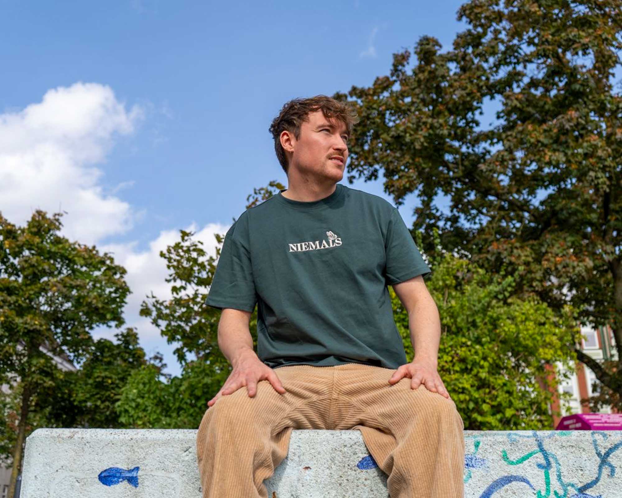 NIEMALS Heavy Oversized Tee | Bottlegreen mit Schmetterling